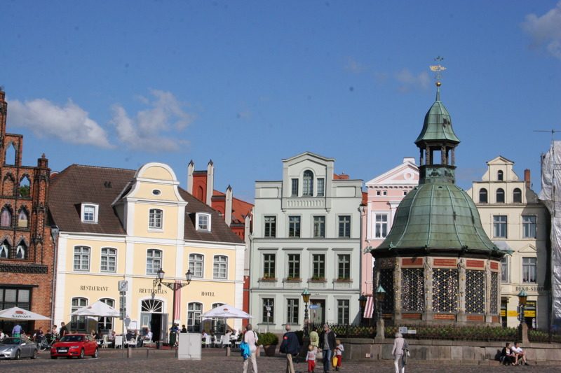 Historischer Marktplatz mit Wasserkunst in Wismar